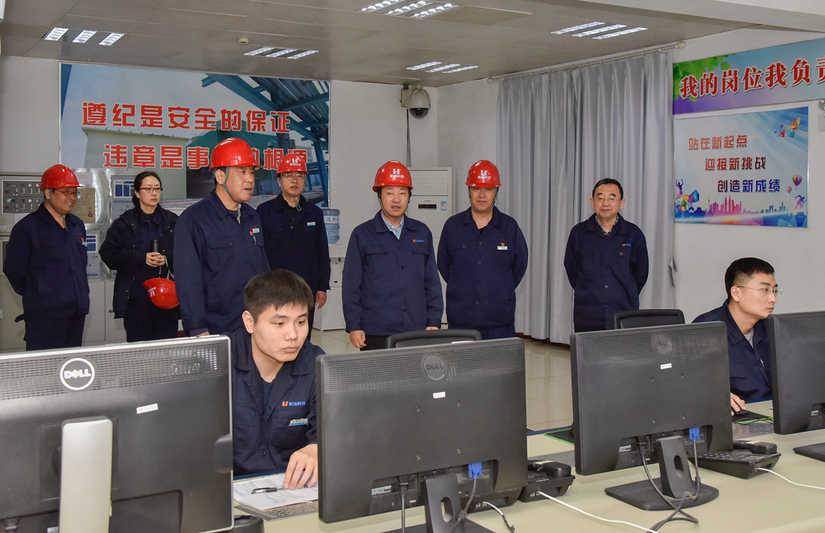 “五一”勞動節(jié) 航錦科技董事長蔡衛(wèi)東慰問一線員工